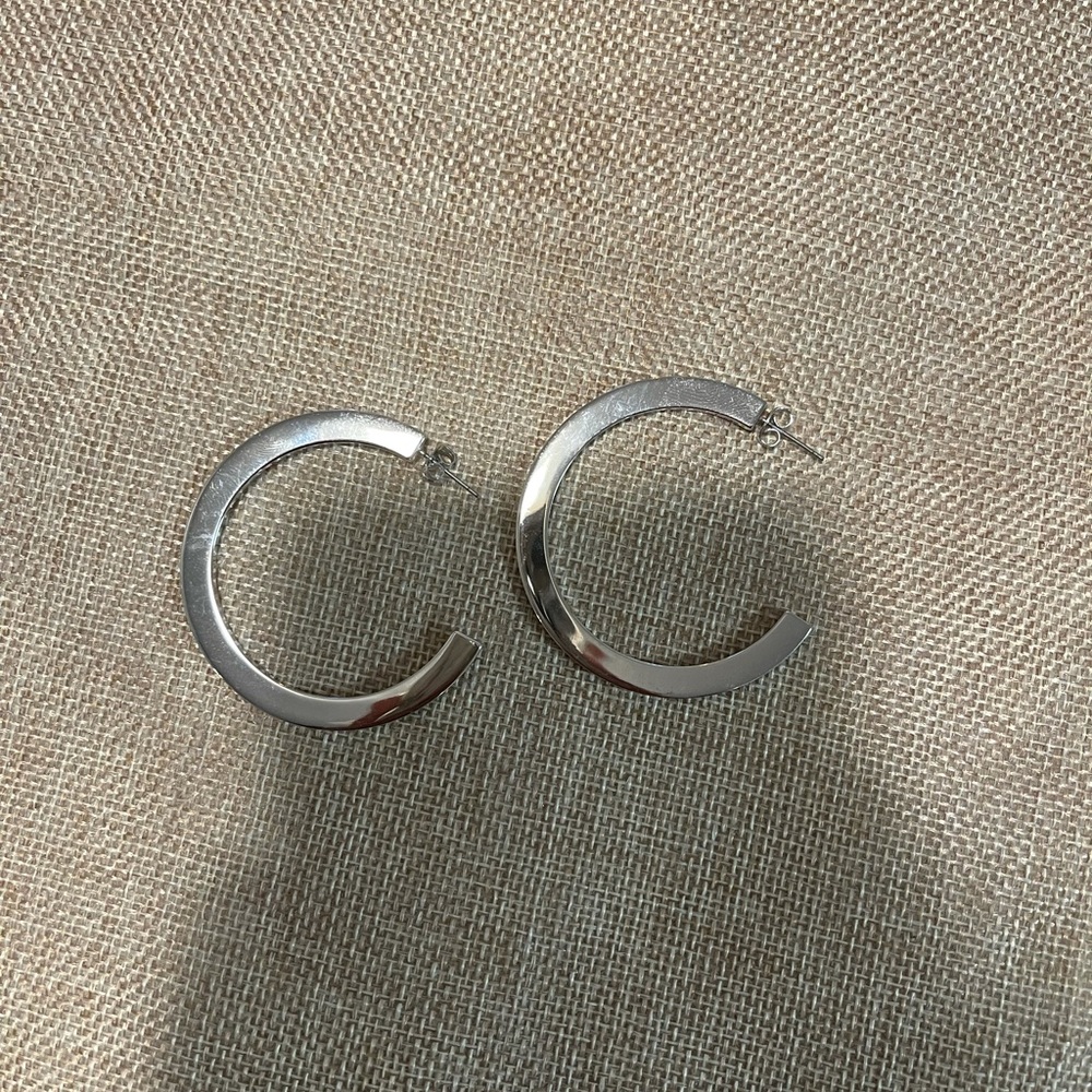 2 pairs of uncommon James hoops